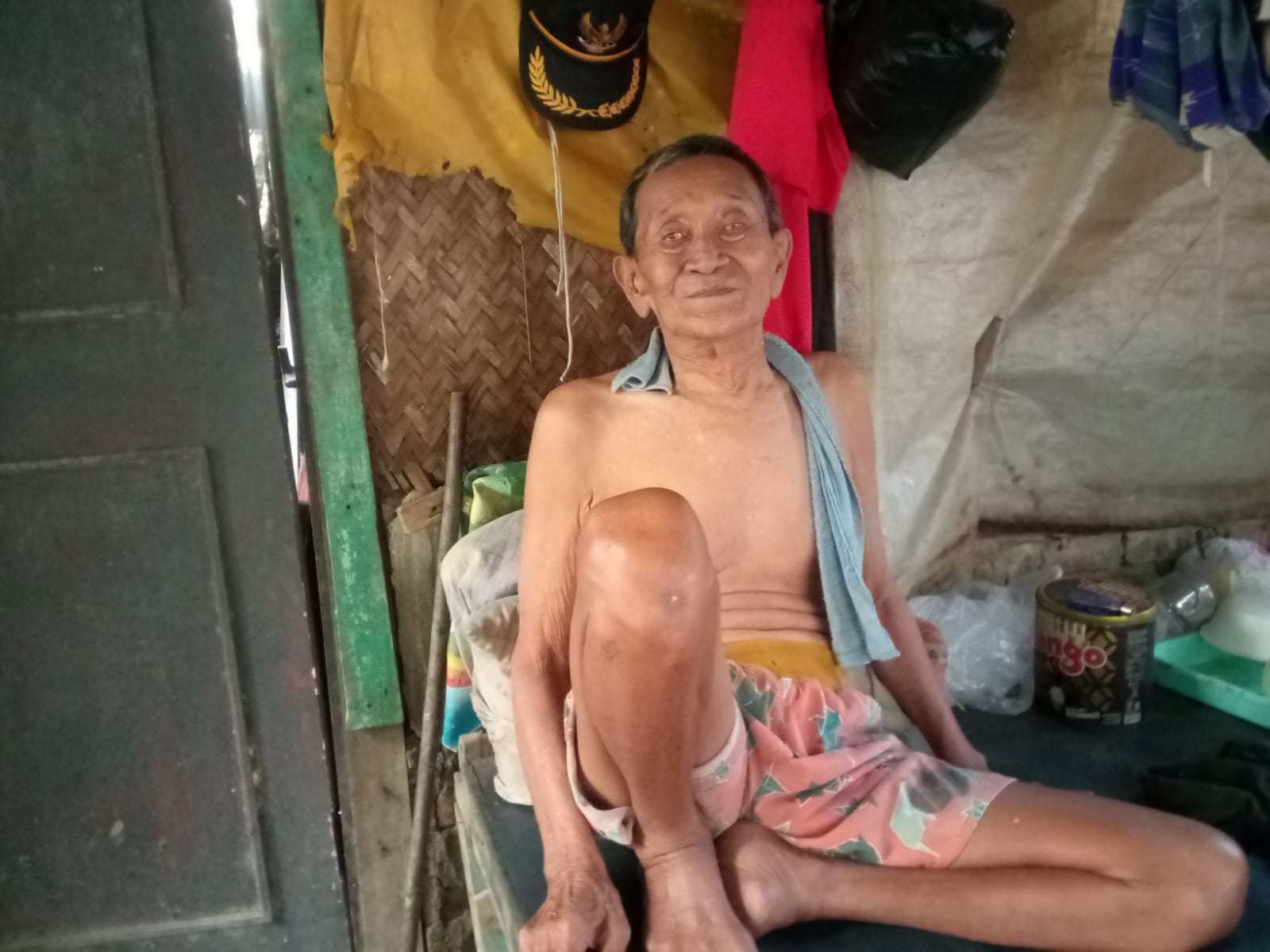 Keterangan foto : Mada (70) Menanti Uluran Tangan Pemkab Bekasi